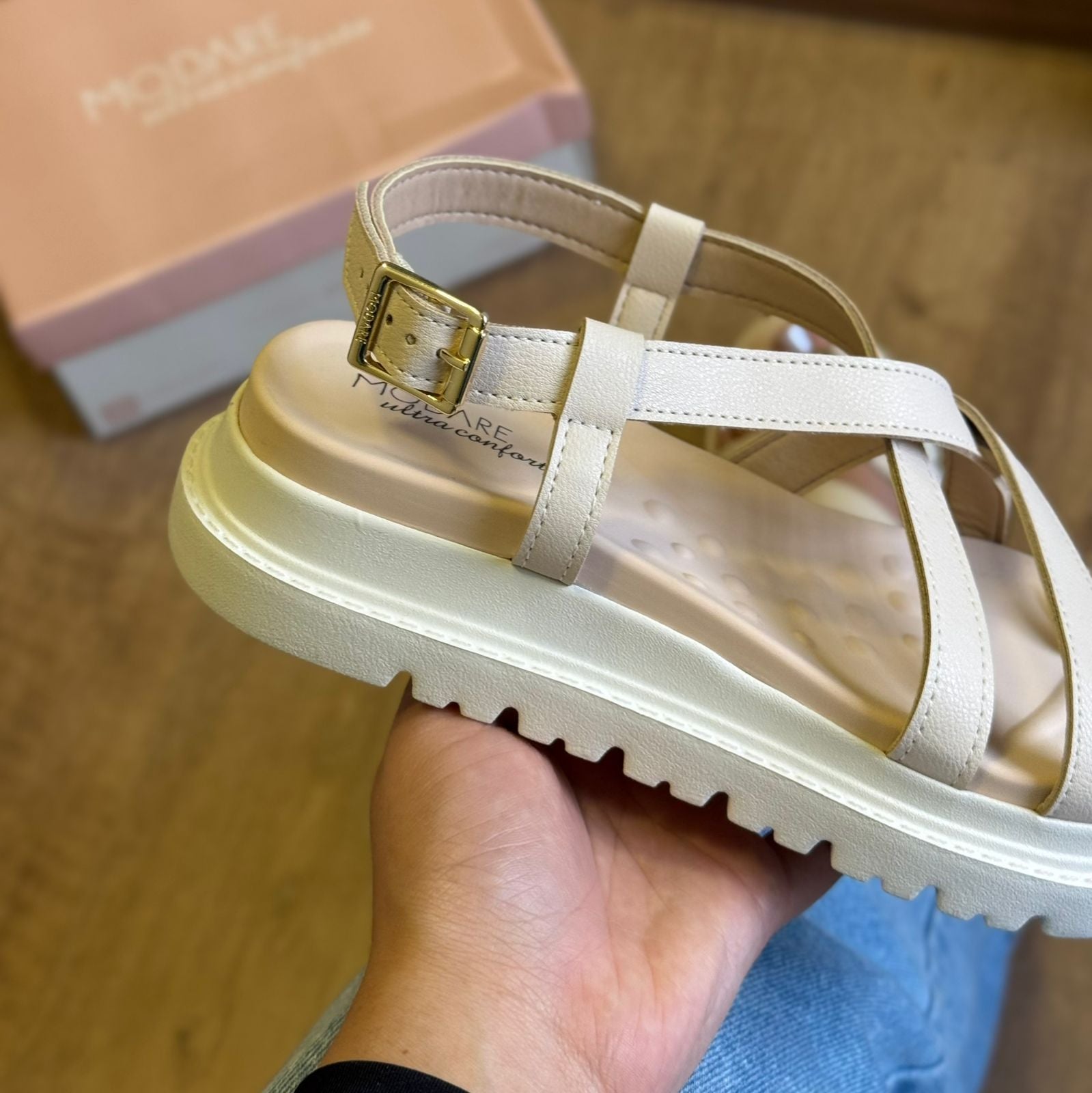 Sandália Modare Detalhe Dourado no Dedo 7200.107