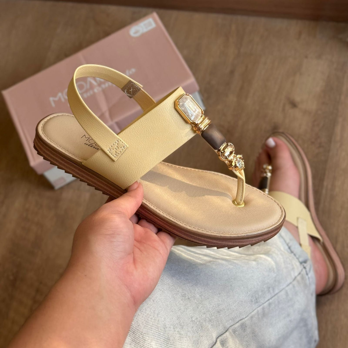 Sandália Rasteirinha Pedrarias Modare 7141.120